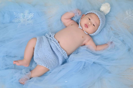 巴音郭楞摸孕妇肚子沾喜气